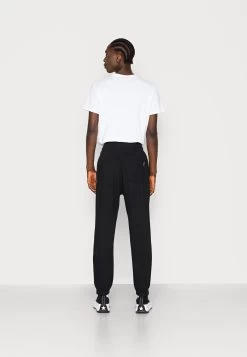 YOURTURN Unisex - Trainingsbroek - Black -Yourturn 93239351f3ae4382bd2bf96cade29d39